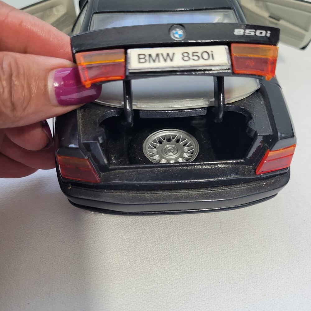 Maisto Vintage 1990 1/18 Scale Diecast Model Car Black BMW 850i  6226-1Box7 - Picture 4 of 9